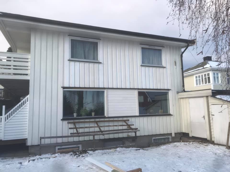 Hvitt hus med vinduer